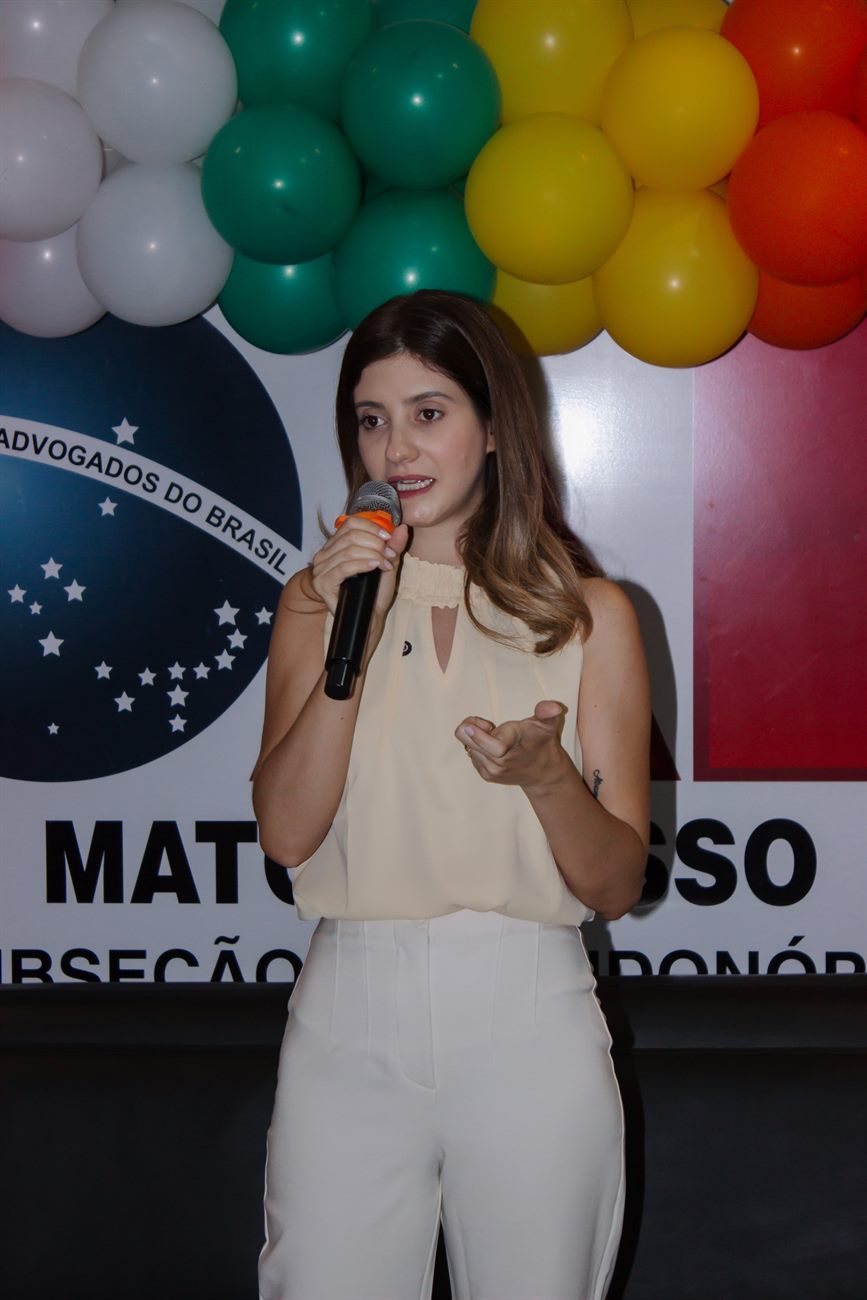 Mariana Lobo palestrando no evento da OAB Mato Grosso