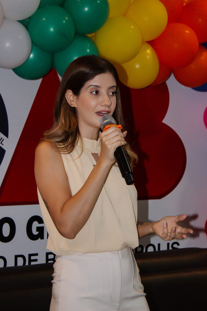 Mariana Lobo em formação, palestrando para profissionais